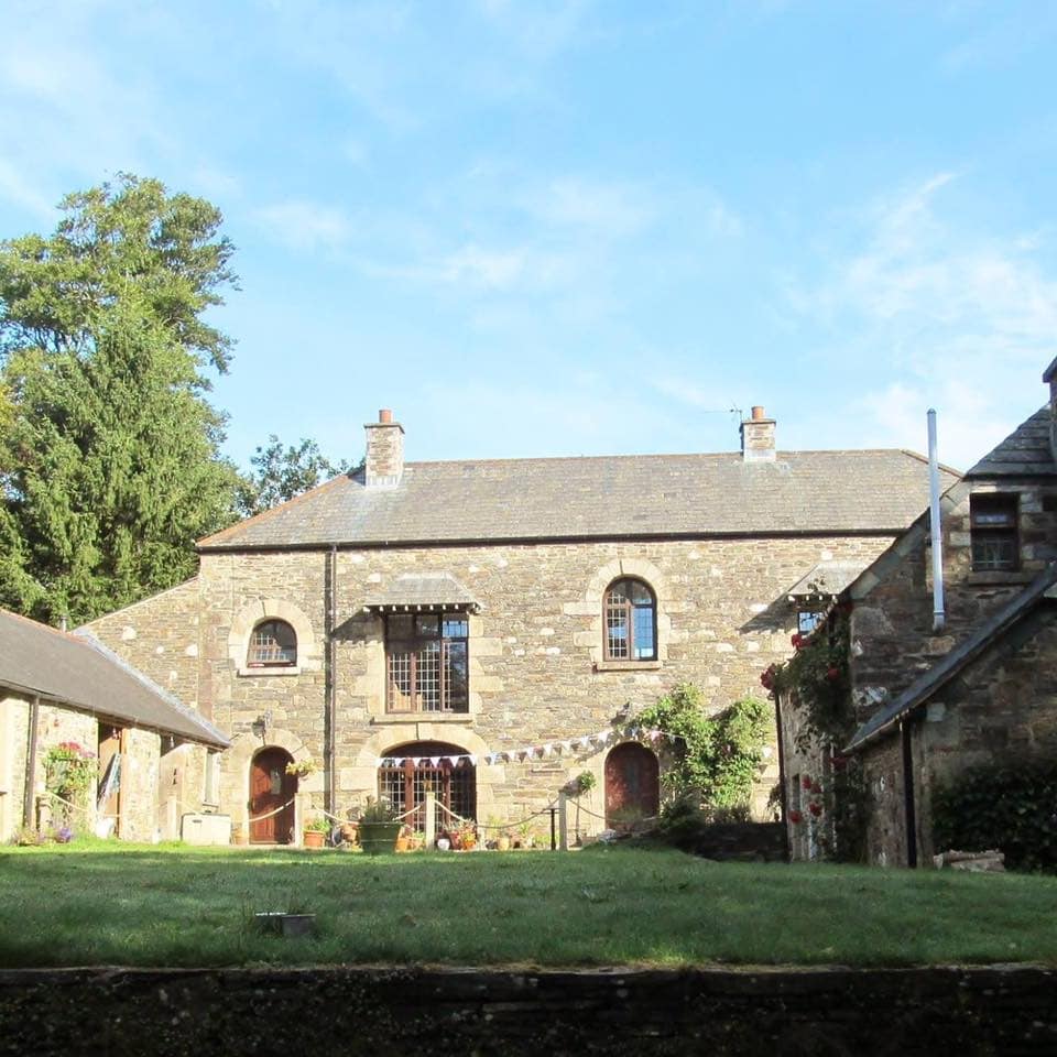 Pennywort Mill is a friendly smallholding with two cosy family cottages. Dog-friendly, relaxed and full of charm — say hello to our animals, explore the countryside and enjoy space to play, rest and unwind.🌿🌱🐾